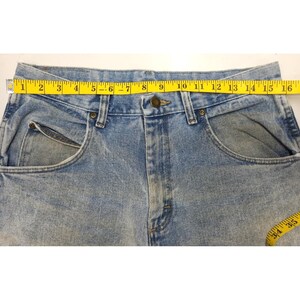Vintage Wrangler Rugged Wear Mens Distressed Jeans 32x30 measures 32x29.5 image 4