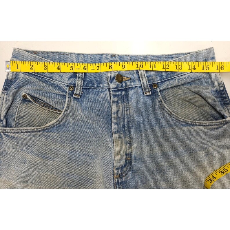 Vintage Wrangler Rugged Wear Mens Distressed Jeans 32x30 measures 32x29.5 image 4