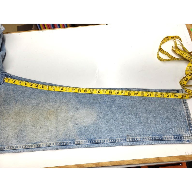 Vintage Wrangler Rugged Wear Mens Distressed Jeans 32x30 measures 32x29.5 image 5