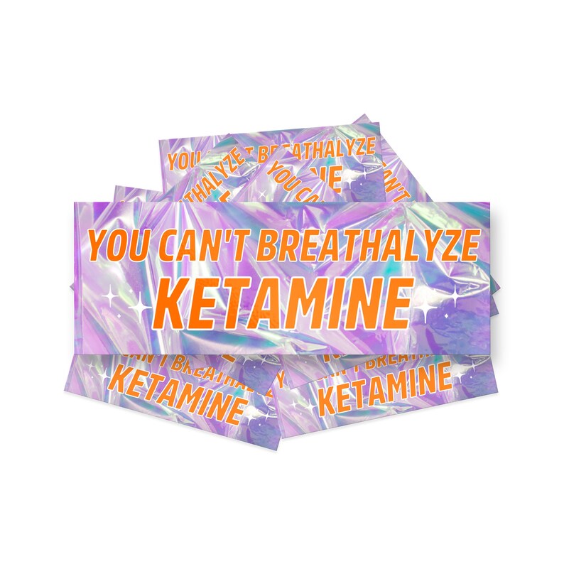Pegatina para parachoques con texto "No puedes analizar el alcoholemia con ketamina", meme divertido imagen 1