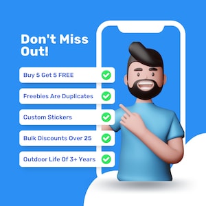 Puede incluir: Una ilustraci&oacute;n de dibujos animados de una persona que se&ntilde;ala una lista de beneficios en la pantalla de un tel&eacute;fono inteligente. La lista incluye: Compra 5, obt&eacute;n 5 GRATIS, Los regalos son duplicados, Pegatinas personalizadas, Descuentos por volumen de m&aacute;s de 25, y Vida al aire libre de m&aacute;s de 3 a&ntilde;os.