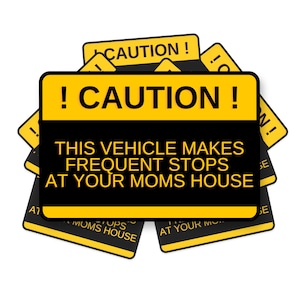 以下が含まれることがあります： 黄色と黒の注意標識の山。「! CAUTION! THIS VEHICLE MAKES FREQUENT STOPS AT YOUR MOMS HOUSE」と書かれたメインの標識。同様のテキストが書かれた他の標識が背景に見えます。