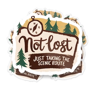 Pegatina "Not Lost Just Taking the Scenic Route", divertida calcomanía de vinilo de aventura, bonita pegatina de brújula y viaje por el bosque para portátil, coche y camión.