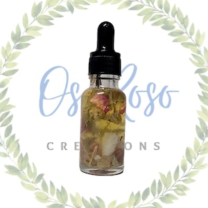 Puede incluir: Una botella de vidrio transparente con un gotero negro lleno de un l&iacute;quido amarillo y p&eacute;talos de flores rosas y verdes. La botella est&aacute; etiquetada con "Oso Creations".