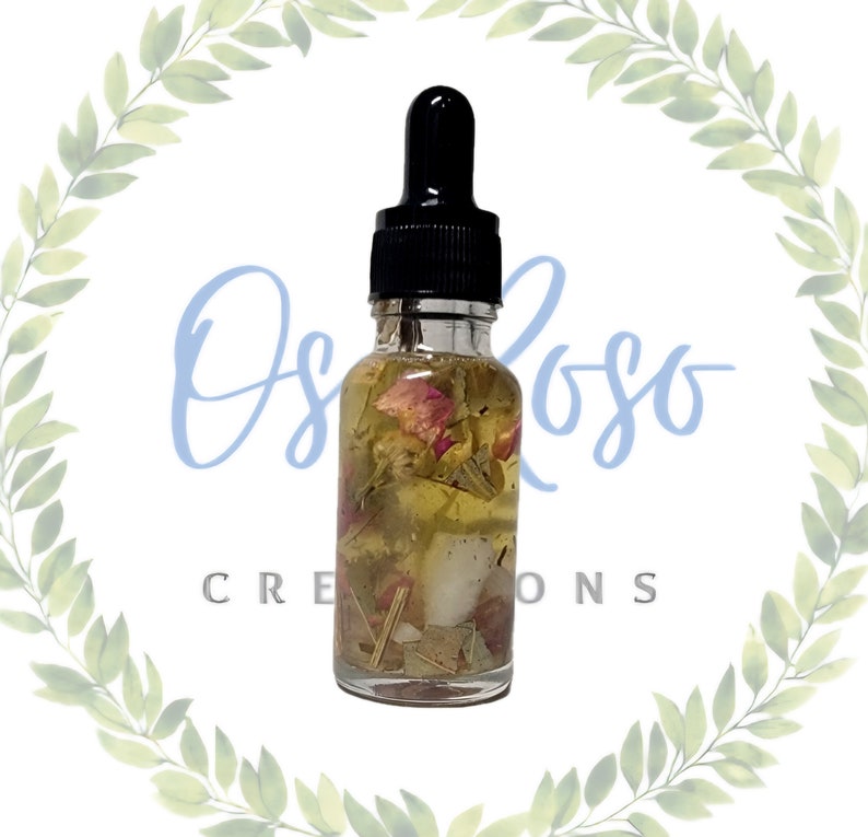 Puede incluir: Una botella de vidrio transparente con un gotero negro lleno de un l&iacute;quido amarillo y p&eacute;talos de flores rosas y verdes. La botella est&aacute; etiquetada con "Oso Creations".