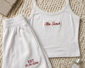 Conjunto de pijama bordado personalizado para la Sra., camiseta sin mangas y pantalones deportivos para la Sra., pijama de novia, pijama para la novia, conjunto para la Sra., atuendo para la despedida de soltera, regalo de compromiso para ella.