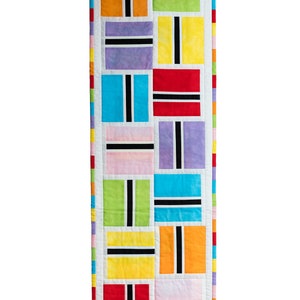 Könnte beinhalten: Ein farbenfroher Patchwork-Deckenbezug mit geometrischem Muster. Der Bezug besteht aus Quadraten in verschiedenen Farben, darunter Rot, Orange, Gelb, Grün, Blau, Lila und Rosa. Jedes Quadrat hat einen schwarzen Streifen, der es durchläuft.