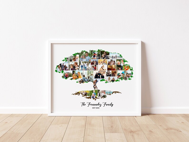 Pu&ograve; includere: Un collage fotografico incorniciato bianco di un albero genealogico con foto di una famiglia. L'albero &egrave; fatto di foglie verdi e il testo "The Forwards Family Est 2008" &egrave; in fondo all'immagine.
