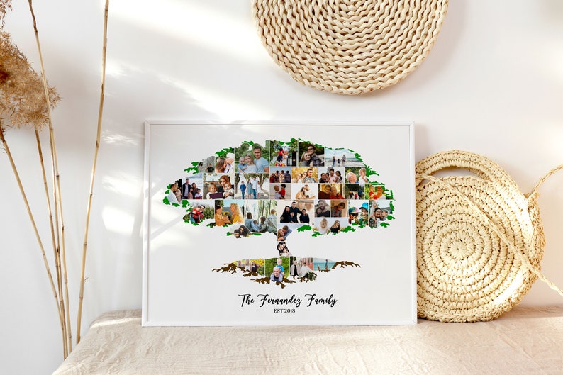 Pu&ograve; includere: Un collage di foto incorniciato bianco di un albero genealogico con foto di una famiglia. L'albero &egrave; fatto di foglie verdi e le radici sono marroni. Il testo "The Fernandes Family Est 2008" &egrave; in fondo alla foto.