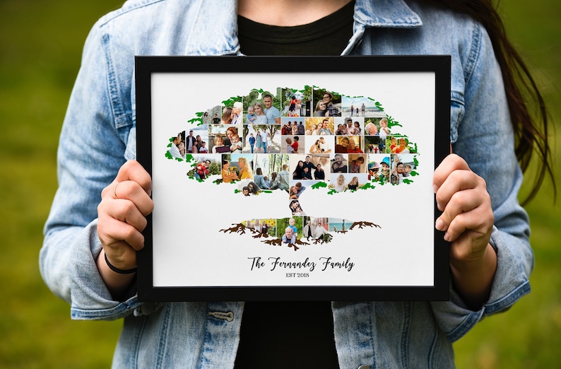 Pu&ograve; includere: Un collage di foto incorniciato di un albero genealogico con pi&ugrave; foto di persone in varie pose e ambientazioni. L'albero &egrave; fatto di foto e ha radici marroni e foglie verdi. Il testo "The Fernandez Family Est. 2008" &egrave; in fondo alla foto.