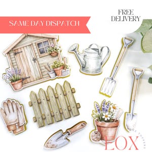 Puede incluir: Ilustraciones en acuarela de elementos con tem&aacute;tica de jard&iacute;n, que incluyen un cobertizo, una regadera, una pala, una valla y plantas en macetas. La imagen presenta el texto "SAME DAY DISPATCH" y "FREE DELIVERY".