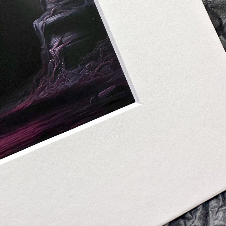 Op de afbeelding: Een close-up van een donkerpaarse en zwarte schilderij met een textuur. Het schilderij toont een donkere, abstracte sc&egrave;ne met een vleugje licht in de linkerbovenhoek.