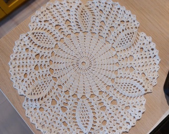 Weiße Decke neues Muster Häkeldeckchen ca. 26 cm Häkeldecke Decke Tischdecke echte Handarbeit nachhaltig aus reiner Baumwolle neu