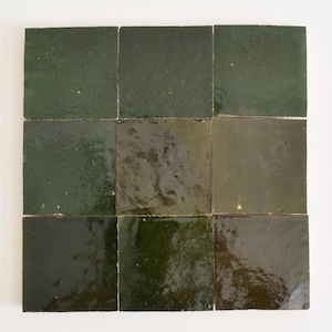 Könnte beinhalten: Neun quadratische grüne Keramikfliesen mit glänzender Oberfläche. Die Fliesen sind in einem 3x3-Raster angeordnet.