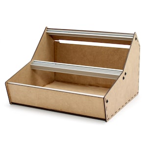 Puede incluir: Una caja de almacenamiento de madera de dos niveles con divisores de metal. La caja está hecha de madera marrón claro y tiene una parte superior ligeramente inclinada.
