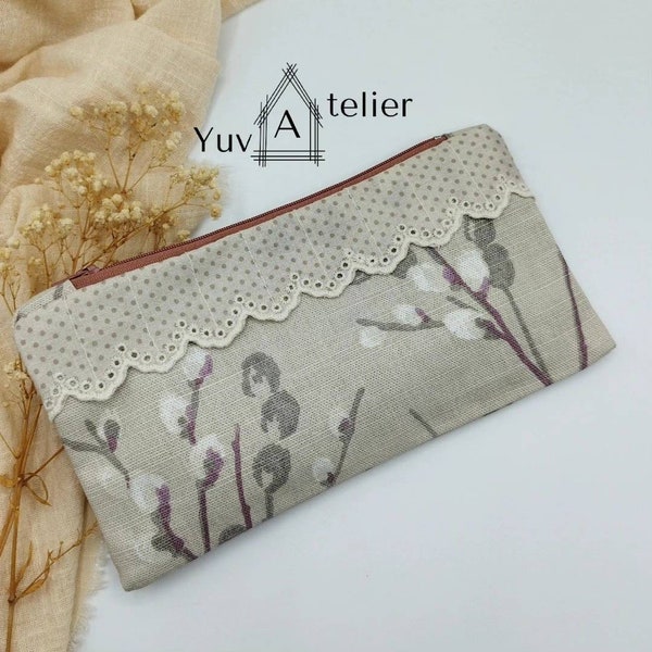 Très belle trousse beige en dentelle doublée.