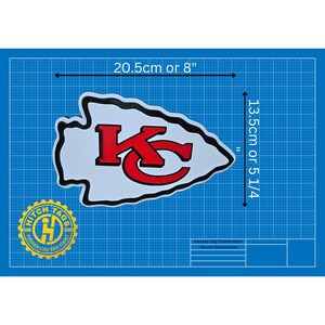 K&ouml;nnte beinhalten: Ein roter und wei&szlig;er Anh&auml;nger-Abdeckung der Kansas City Chiefs mit dem Logo des Teams. Die Abdeckung ist 20,5 cm breit und 13,5 cm hoch.