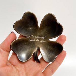 Bronzen klavertje vier, cadeau 8e verjaardag, gepersonaliseerde ringhouder, Lucky Love Keepsake