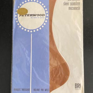 Peut inclure: Un paquet de bas Peterwood 400 needle sheer seamfree micromesh en Bri Nylon. L'emballage présente un design bleu et blanc avec un autocollant circulaire doré, le texte 'the name for quality' et 'Branches throughout England and Wales'.