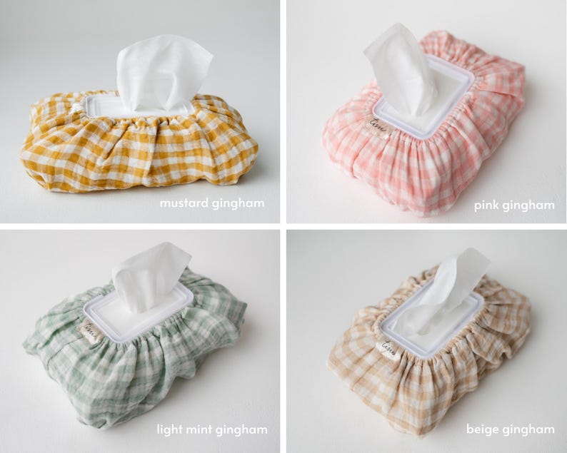 Op de afbeelding: Vier tissueboxhoezen in verschillende gingham-patronen: mosterd, roze, licht mint en beige.