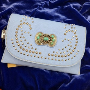 Bolso bandolera estilo occidental con funda para teléfono o bolsillo con cremallera, pedrería y concho turquesa con tachuelas de piel sintética azul claro