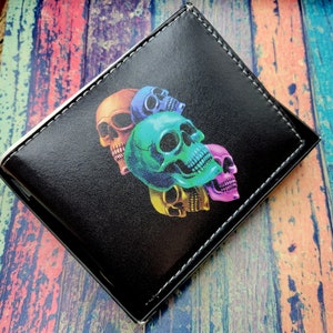 Billetera personalizada con cinco calaveras, billetera con estampado de calavera gótica, billetera plegable de cuero sintético de 2 lados en caja de regalo, regalo para el día del padre, graduación,