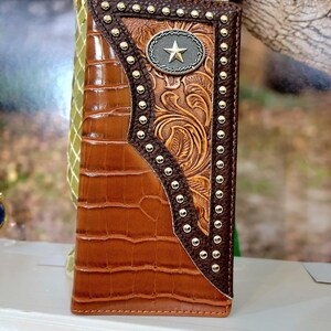 Cartera para hombre Star Western con dos compartimentos para chequeras, de piel sintética, con estampado de cocodrilo, marrón, estilo Lone Star Texas