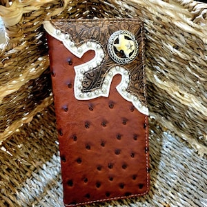 Cartera de hombre de Texas personalizada grabada con grabado de regalo Cartera de piel sintética marrón con textura de avestruz y doble pliegue occidental con concho de Texas