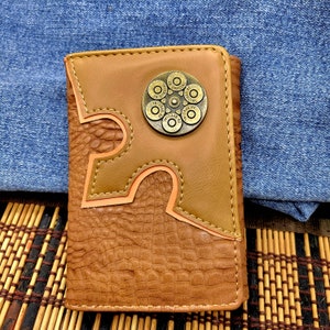 Cartera estilo western con forma de bala y concho Cartera estilo western para hombre con tres pliegues de piel sintética con estampado de cocodrilo Cartera estilo vaquero rodeo color canela