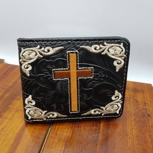Cartera cruzada para hombre Cartera plegable occidental personalizada Cartera religiosa de cuero sintético con relieve grabado y bordado en negro y naranja para él