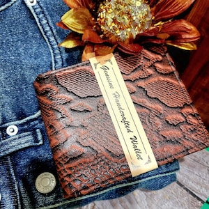 Cartera para hombre con estampado de serpiente, estilo occidental, plegable, de piel sintética marrón, con aspecto labrado.