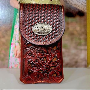 Funda para teléfono con presilla para cinturón de cuero genuino estilo western de Praying Cowboy. Estuche para teléfono con tejido de canasta marrón con hojas talladas en forma vertical para teléfonos más grandes.