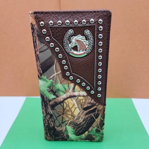 Cartera de vaquero occidental personalizada con diseño de caballo, billetera plegable estilo ranchero, billetera de cuero sintético con camuflaje grabada, regalo para todas las ocasiones.