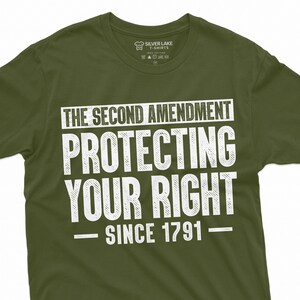 以下が含まれることがあります： 「The Second Amendment Protecting Your Right - Since 1791」と白文字で書かれた緑色のTシャツです。