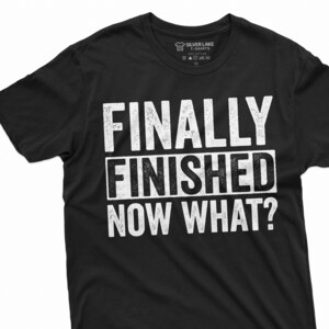 Lustige Graduation T-Shirt Endlich fertig jetzt, was Grad College High School humorvolle T-Shirt