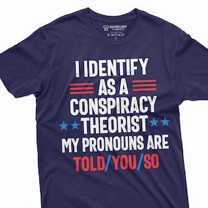 Männer Verschwörungstheoretiker T-Shirt Ich identifiziere als Verschwörungstheoretiker, meine Pronomen werden Ihnen so gesagt, also Geburtstagsgeschenk Papa Opa T-Shirt