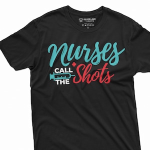 Camiseta engraçada do dia das enfermeiras As enfermeiras dão as cartas Seringa Enfermeira RN CNA trabalhador médico Dia de apreciação do enfermeiro do hospital Camiseta