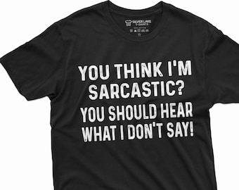 Może przedstawiać: Czarny T-shirt z białym tekstem, który brzmi: "Myślisz, że jestem sarkastyczny? Powinieneś usłyszeć, czego nie mówię!"