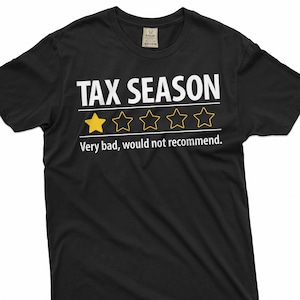 Puede incluir: Camiseta negra con texto blanco que dice "TAX SEASON" y una calificación de una estrella con el texto "Muy malo, no lo recomendaría."