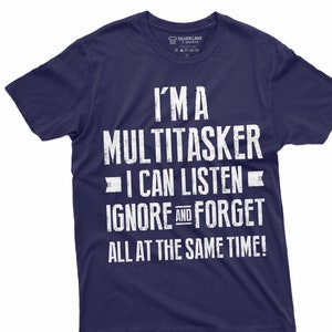Puede incluir: Una camiseta azul marino con texto blanco que dice "Soy un multitarea Puedo escuchar ignorar y olvidar todo al mismo tiempo!"