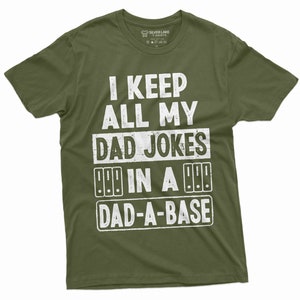 Op de afbeelding: Een groen T-shirt met een witte afbeelding waarop staat: "Ik bewaar al mijn vadersmoppen in een vadersmoppen-database".