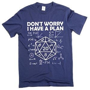 Puede incluir: Camiseta azul marino con el texto "DON'T WORRY I HAVE A PLAN" y ecuaciones matemáticas. También presenta una forma geométrica blanca con el número 20.