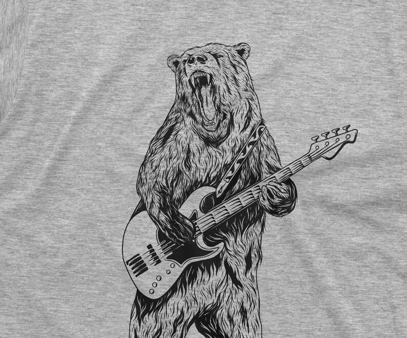 K&ouml;nnte beinhalten: Eine Schwarzwei&szlig;illustration eines B&auml;ren, der Bass spielt. Der B&auml;r br&uuml;llt und tr&auml;gt eine Kette um den Hals. Der Bass hat einen schwarzen Korpus und ein wei&szlig;es Schlagbrett.