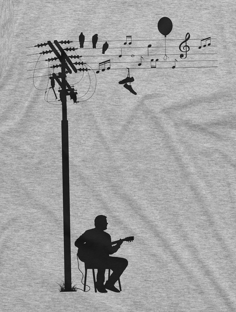 K&ouml;nnte beinhalten: Eine Silhouette einer Person, die Gitarre spielt unter einer Stromleitung mit einem Ballon, Schuhen und V&ouml;geln, die daran h&auml;ngen. Musiknoten sind auf die Stromleitungen gezeichnet.