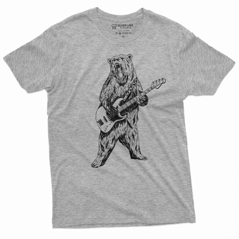 K&ouml;nnte beinhalten: Ein graues T-Shirt mit einer Schwarzwei&szlig;illustration eines B&auml;ren, der Bass spielt.