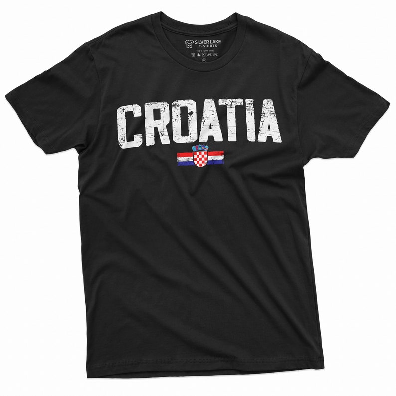 以下が含まれることがあります： クロアチアの旗と、白で「CROATIA」とくすんだ文字が書かれた黒いTシャツ