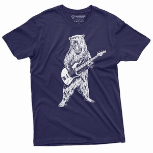 K&ouml;nnte beinhalten: Ein marineblaues T-Shirt mit einer wei&szlig;en Illustration eines B&auml;ren, der Bass spielt.
