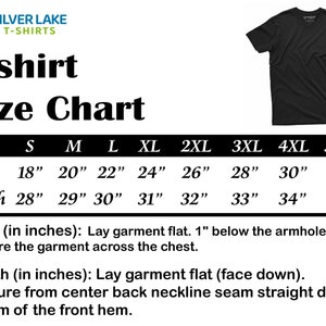 Puede incluir: Tabla de tallas de camiseta con medidas en pulgadas para las tallas S a 5XL. Se indican las medidas de pecho y longitud para cada talla.