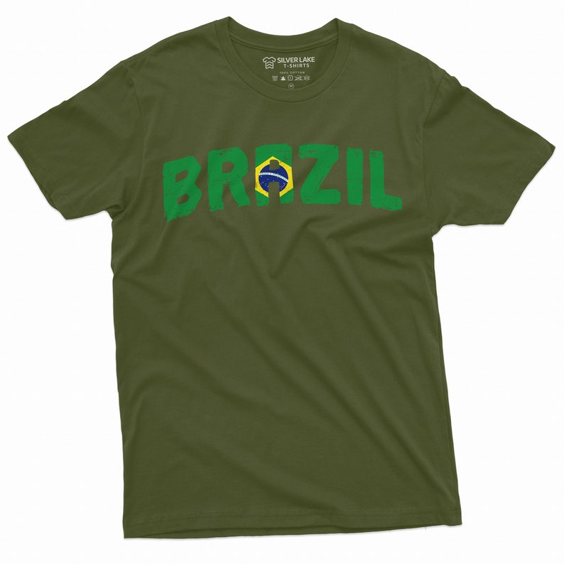 Puede incluir: Una camiseta verde con la palabra "BRASIL" impresa en letras verdes con un efecto descolorido. La letra "I" est&aacute; reemplazada por la bandera brasile&ntilde;a.