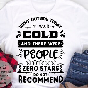 以下が含まれることがあります： 黒い文字で「Went outside today - It was cold - And there were people - Zero stars - Do not recommend」と書かれた白いTシャツ。